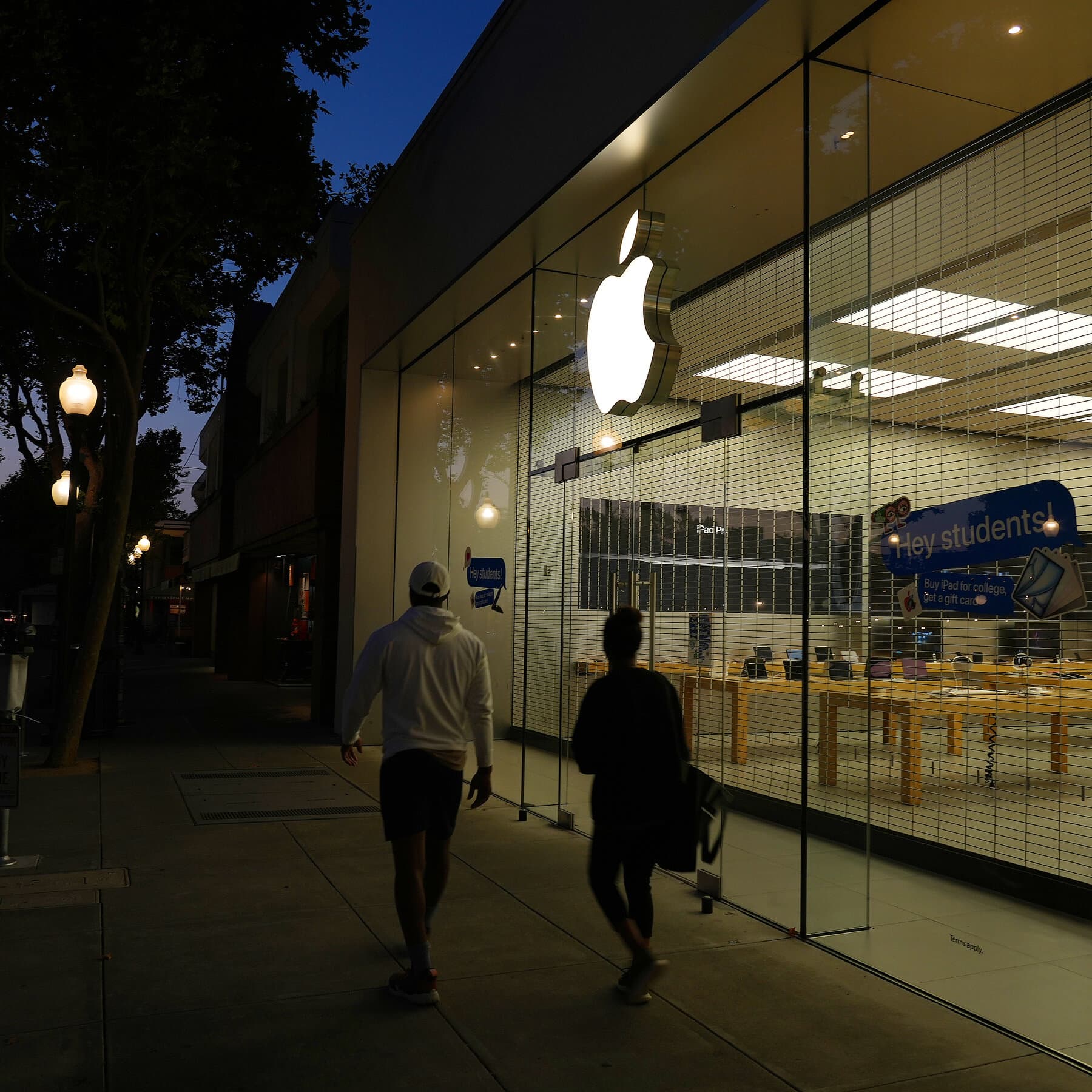 F.T.C. Chair Warns Apple Against Bias in Apple News